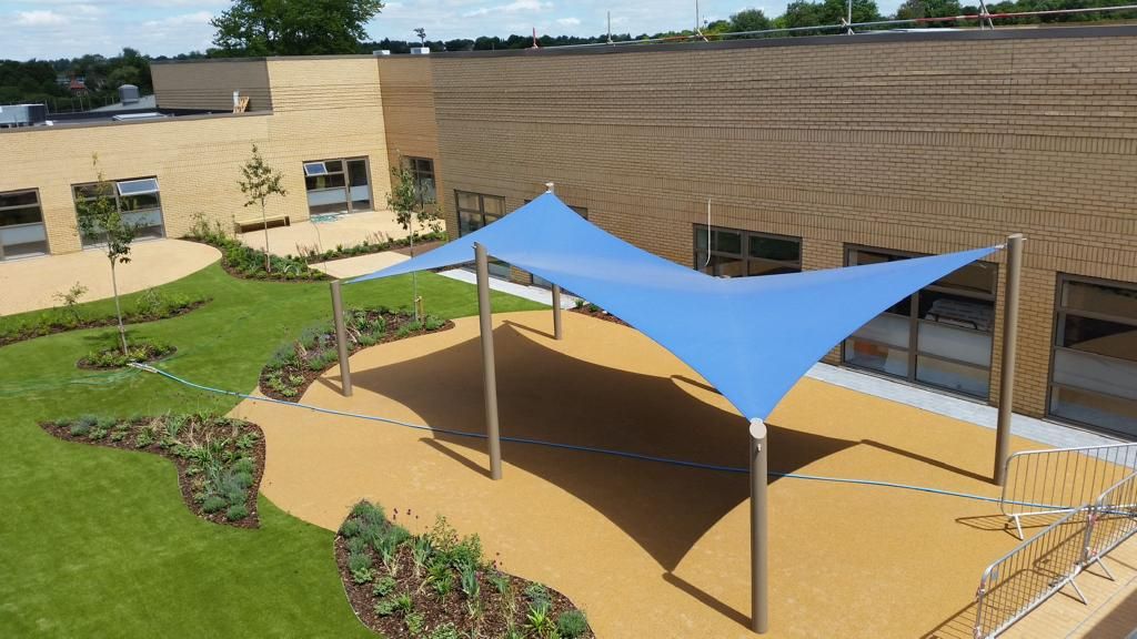 Vela de sombra instalada en la zona común de un camping