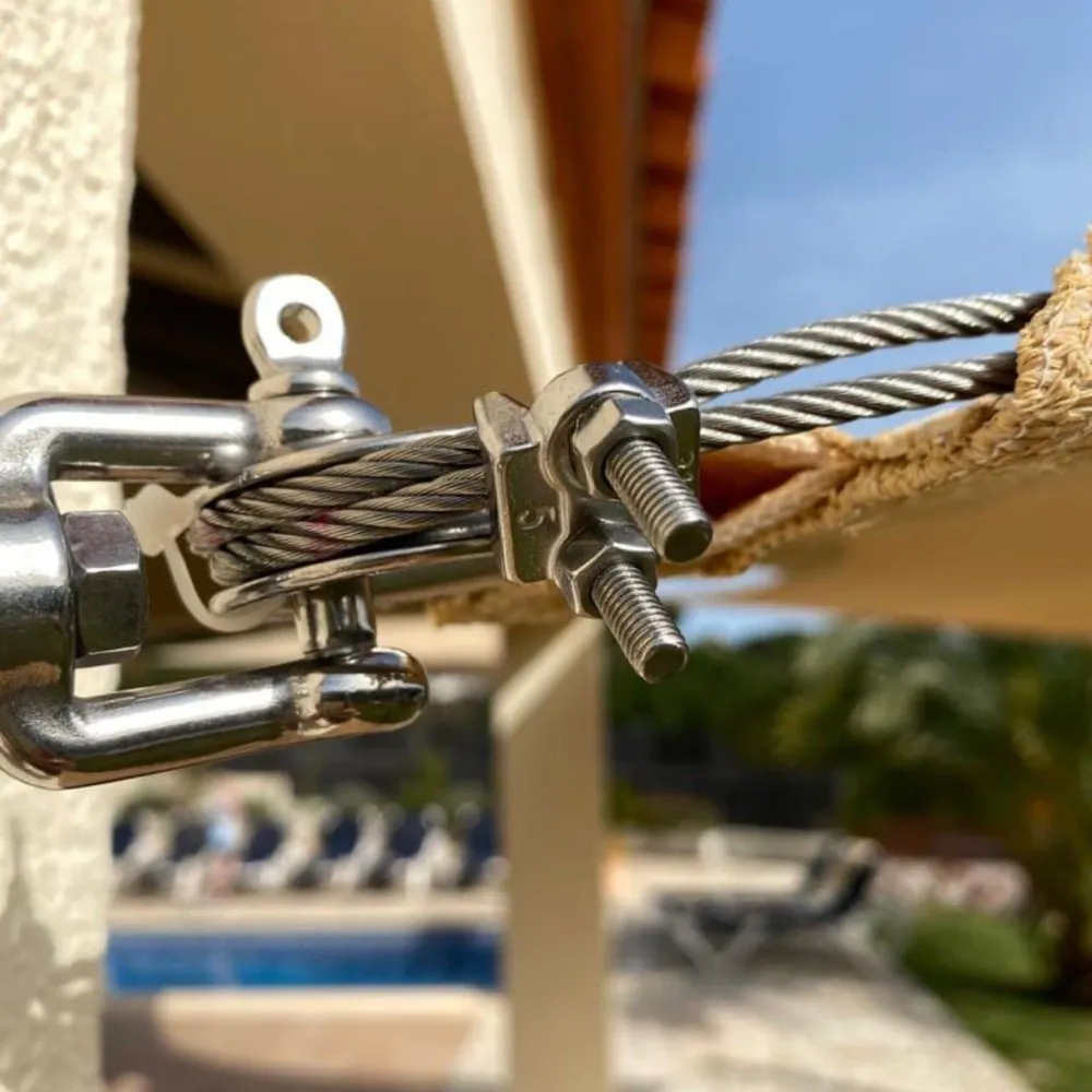 Detalle de tensor y cable de acero inoxidable de un toldo vela