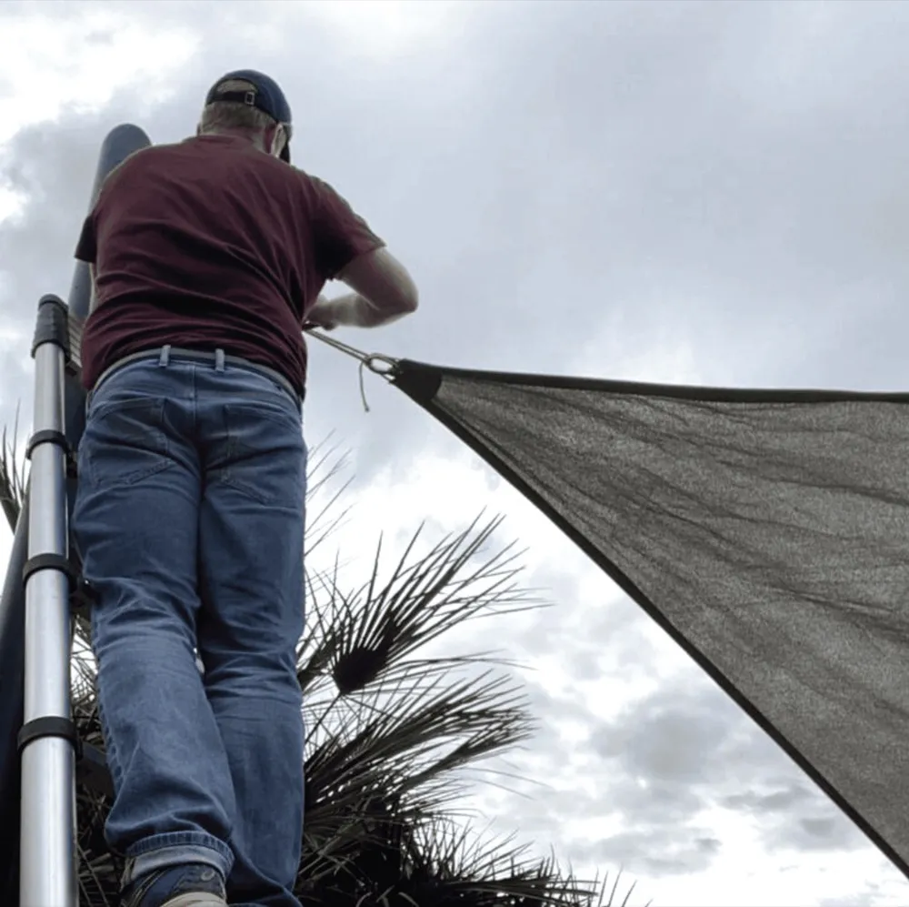 Instalador de shadedesign® tensando un toldo vela