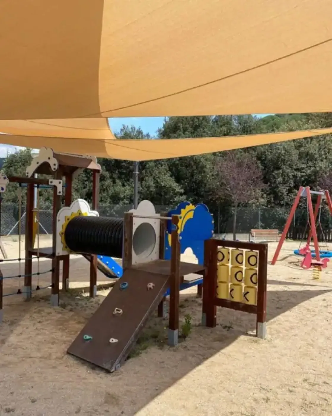 Toldo vela sobre un parque infantil