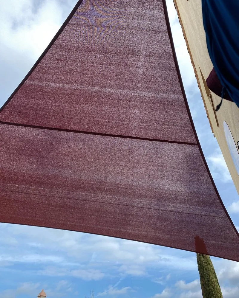 Toldo vela visto desde abajo contra el cielo