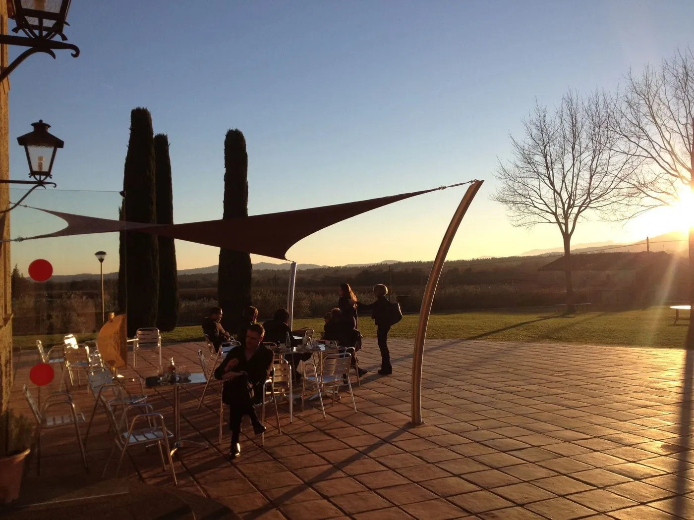 Toldos vela sobre una terraza al atardecer